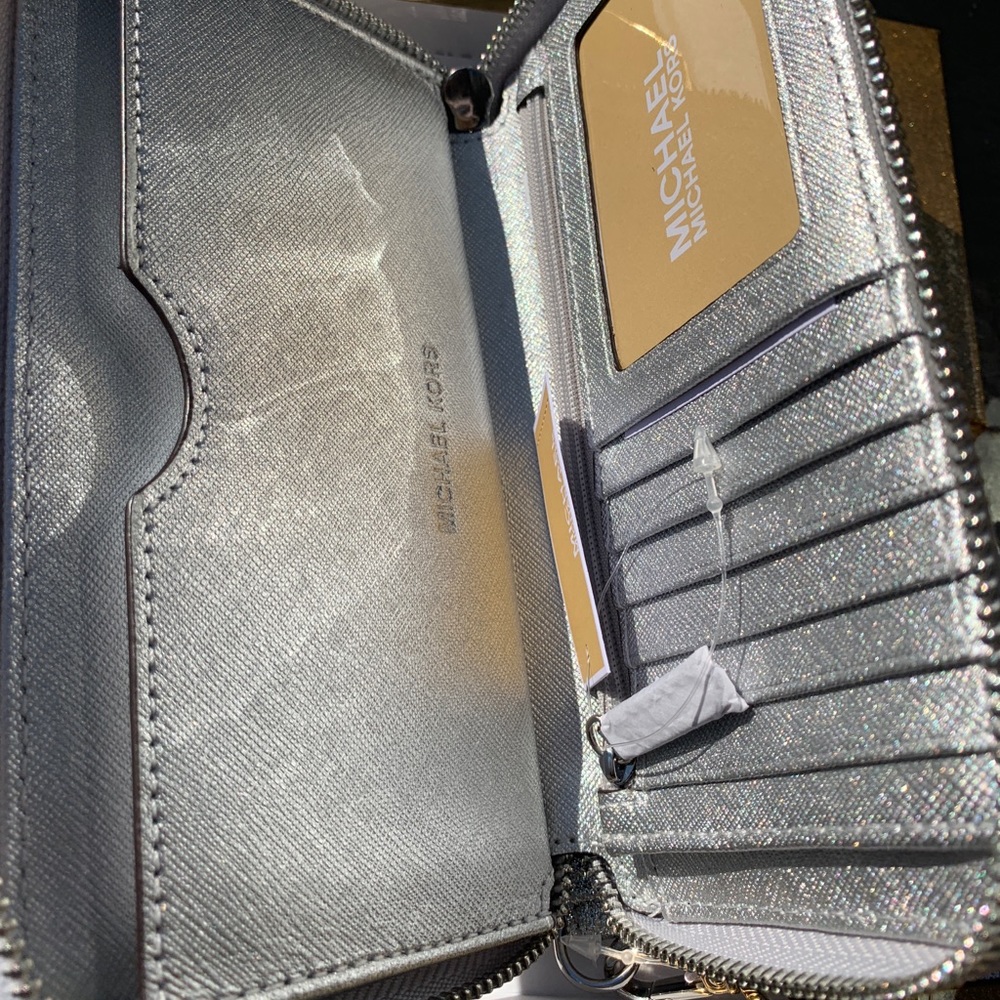 SALE‼️‼️👜Michael Kors silver wallet wristlet - Picture 6 of 6